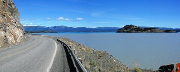 Takhle vypadá z příjezdové silnice