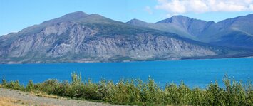 Panorama jezera Kluane Lake je různorodé