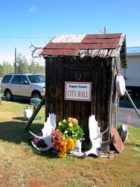 PŘESUNOUT Zastávka v indiánském městečku Copper Center s miniaturní radnicí