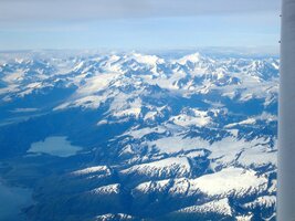 Po 18 hod letu je pod námi konečně pohoří Chugach Mountains