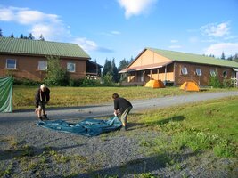 Ráno balíme stany po první noci v terénu