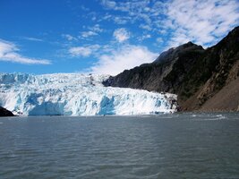 čelu přílivového ledovce Holgate Glacier