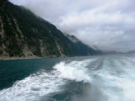 Plujerme kolem příbřežních skal poloostrova Kenai Peninsula