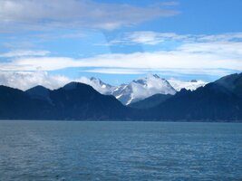 s pohořím Chugach Mountains v pozadí