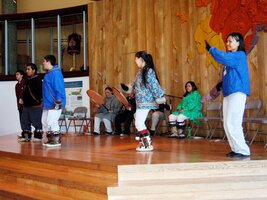 a tady už jsme na folklórním eskymáckém představení