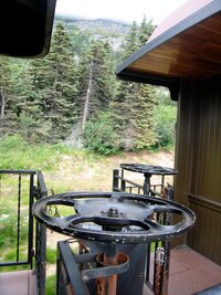 Opar mlhy pomalu stoupá