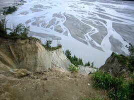 Zdfe stojíme nad korytem ledovcové řeky Tezlina River