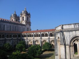 Pohled na klášterní komplex z druhého patra křížové chodby