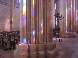 s neuvěřitelným odleskem barevných skel vitráží