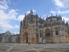 Katedrála s přístavkem vlevo (klášterní kuchyně)