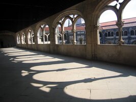 Hra světel a stínů v klášterních ambitech