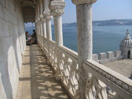 Výhled z ochozu na řeku