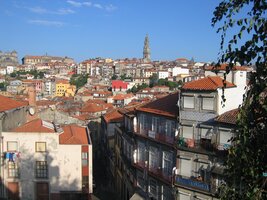 Tohle už je pohled na město od katedrály - ta věž v pozadí je symbolem města