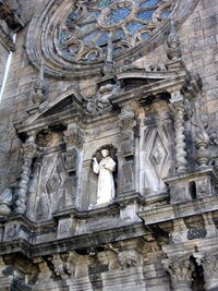 Sv.František nad portálem svého Zlatého kostela