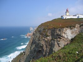 Nad vysokými mořskými útesy