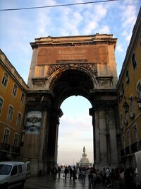 Triumfální brána mezi ulicí Avenida Augusta a náměstím Praca de Commerce