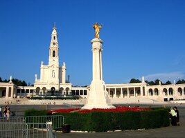 Fátima - hlavní basilika s Kristovým sloupem v popředí