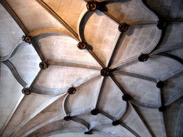 Světlo je jen v nejvyšších místech klenby