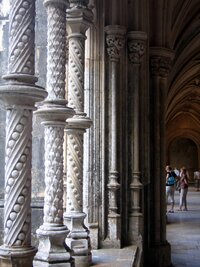 Elegantní štíhlé sloupoví ambitů