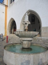 Kašna v průčelí paláce