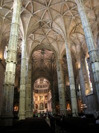 Hlavní loď a oltář chrámu