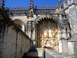 Hlavní portál z ochozu