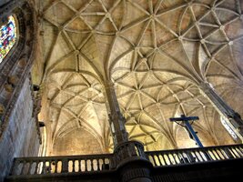 Pohled vzhůru ze zadní části chrámu