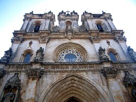 ...a průčelí nad portálem