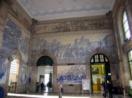 Tyhle jsou v nádražní hale