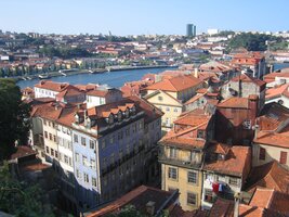 V popředí čtvrť Ribeira, za ní řeka Douro a vzadu čtvrť Vila Nova de Gaia plná portského vína