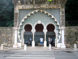 Obyčejná pouliční aula s pramenem vody