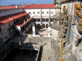 Manuelská výzdoba chrámu, vzadu Chlebový ambit (sv.Barbory)