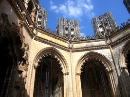 Nedokončené kaple s hroby králů