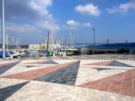 Přístav u pomníku