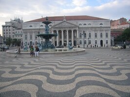 Národní divadlo za rozbouřenou dlažbou