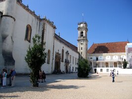 Nádvoří univerzity se zvonicí