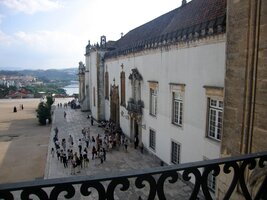 Boční trakt univerzity s kaplí a knihovnou