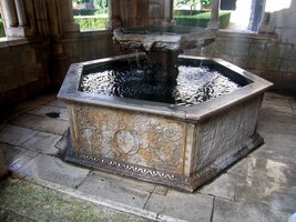 Kašna s průzračnou vodou