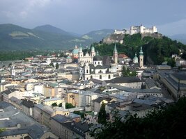 To je pohled na hrad a dolní město,