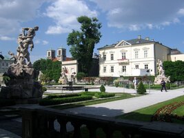 plných květů a soch