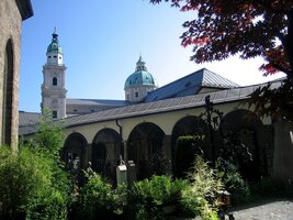 a zde je hřbitov kláštera Erzabtei St.Peter