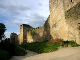 Nahoře jsou zbytky opevnění hradního návrší