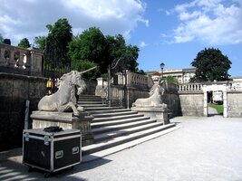 Východ schodištěm do zahrad městských lázní - Kurpark