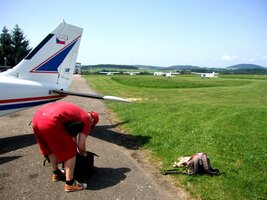 a tady v cíli - na letišti v Benešově