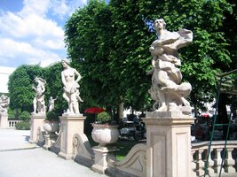 Nedaleko je vchod do zahrad zámku Mirabelle