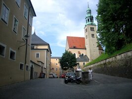 a budovy kláštera pod ním