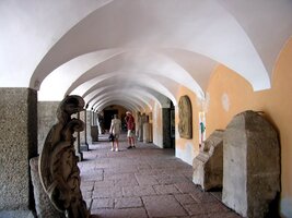 a pod ambity s historickými artefakty