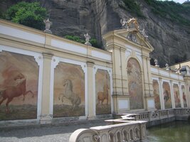 a nástěnné malby nad ní