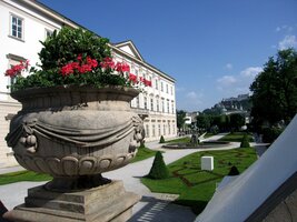 a pohled na jeho průčelí