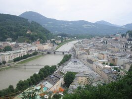 tady na řeku Salzach a Alpy v pozadí